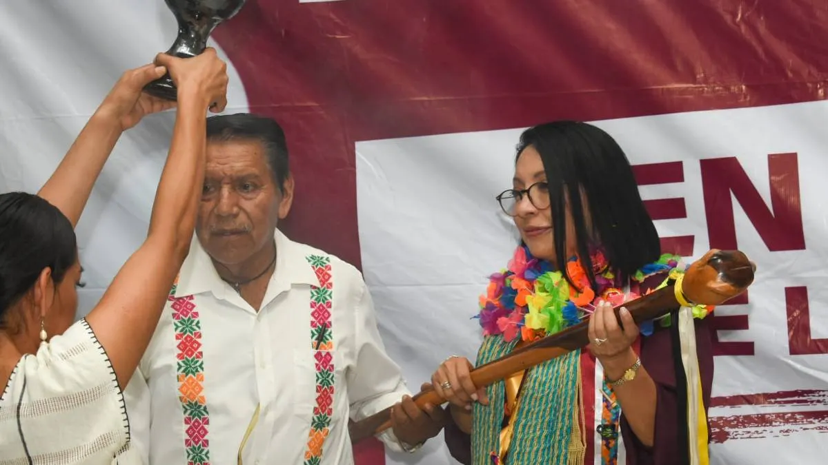 Entregan bastón de mando a Esthela Damián durante asamblea en Huitzuco
