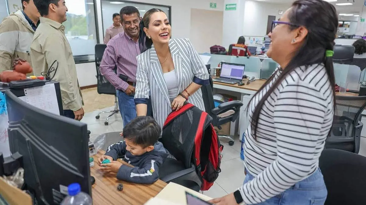 Evelyn Salgado visita oficinas de Obras Públicas y reconoce a trabajadores de Guerrero