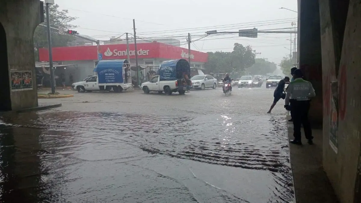 Tonelada de basura tapa drenaje y colapsa Acapulco tras tormenta.