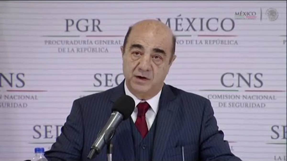 Familiares de los 43 buscan revertir resguardo domiciliario de Murillo Karam
