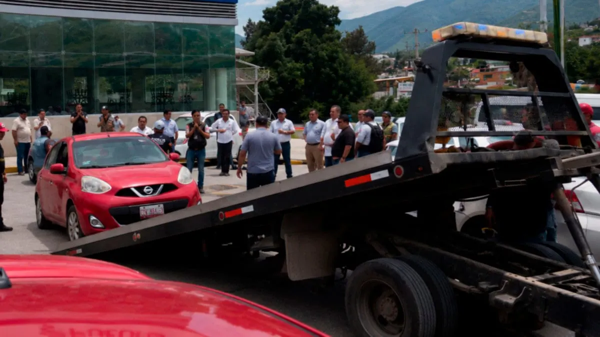 Taxistas se le van encima a Pronto en Chilpancingo; Transporte manda uno al corralón
