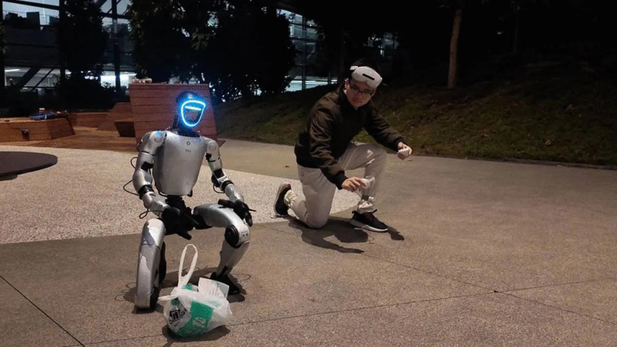 Robot humanoide aprende movimientos humanos y puede caminar mientras usa las manos
