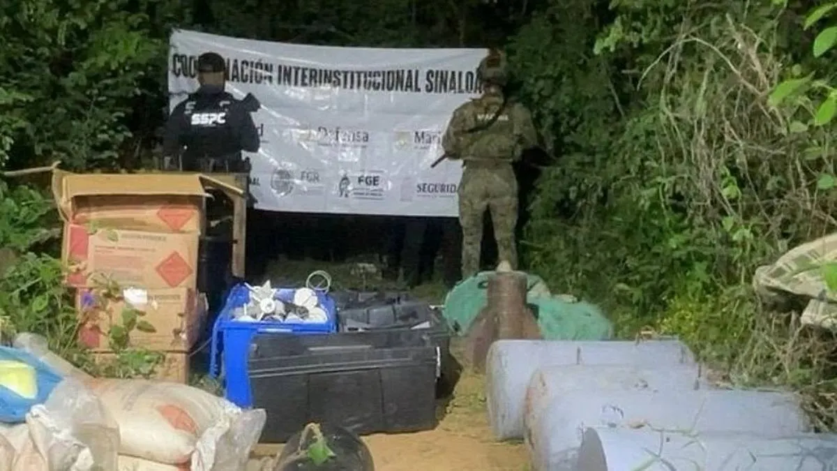 Hallan cientos de explosivos y 300 kilos de material explosivo en El Rosario, Sinaloa