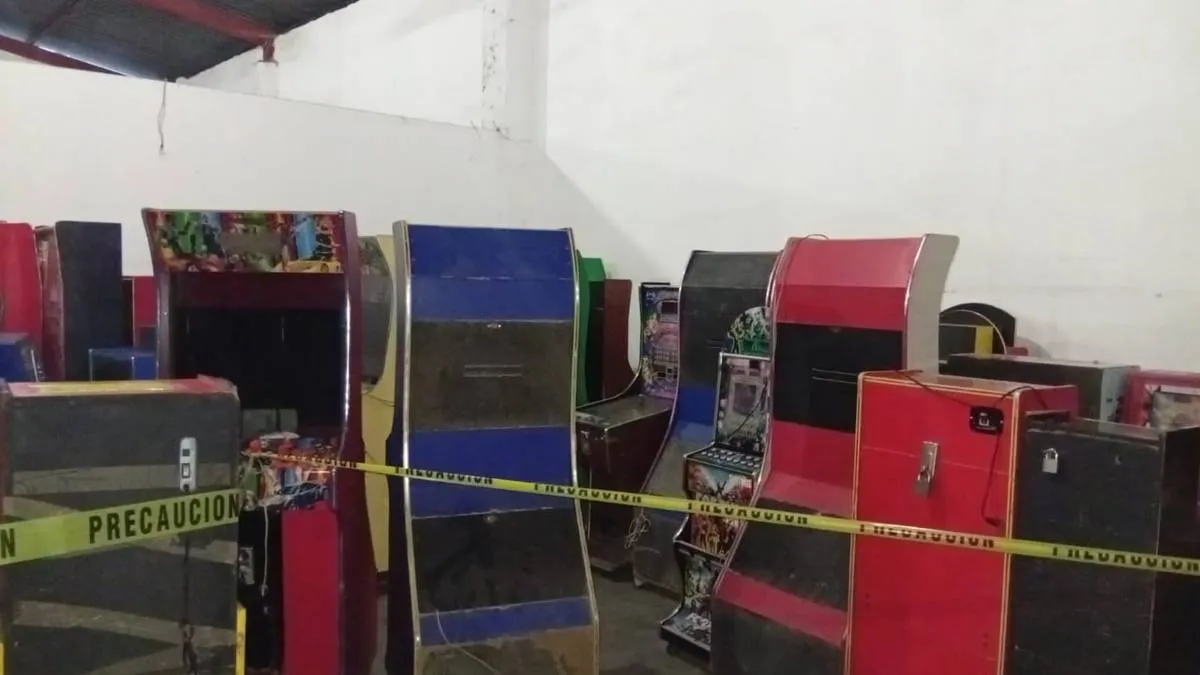 Operativo contra extorsión en el mercado de Chilpancingo; aseguran 79 cámaras y 50 tragamonedas