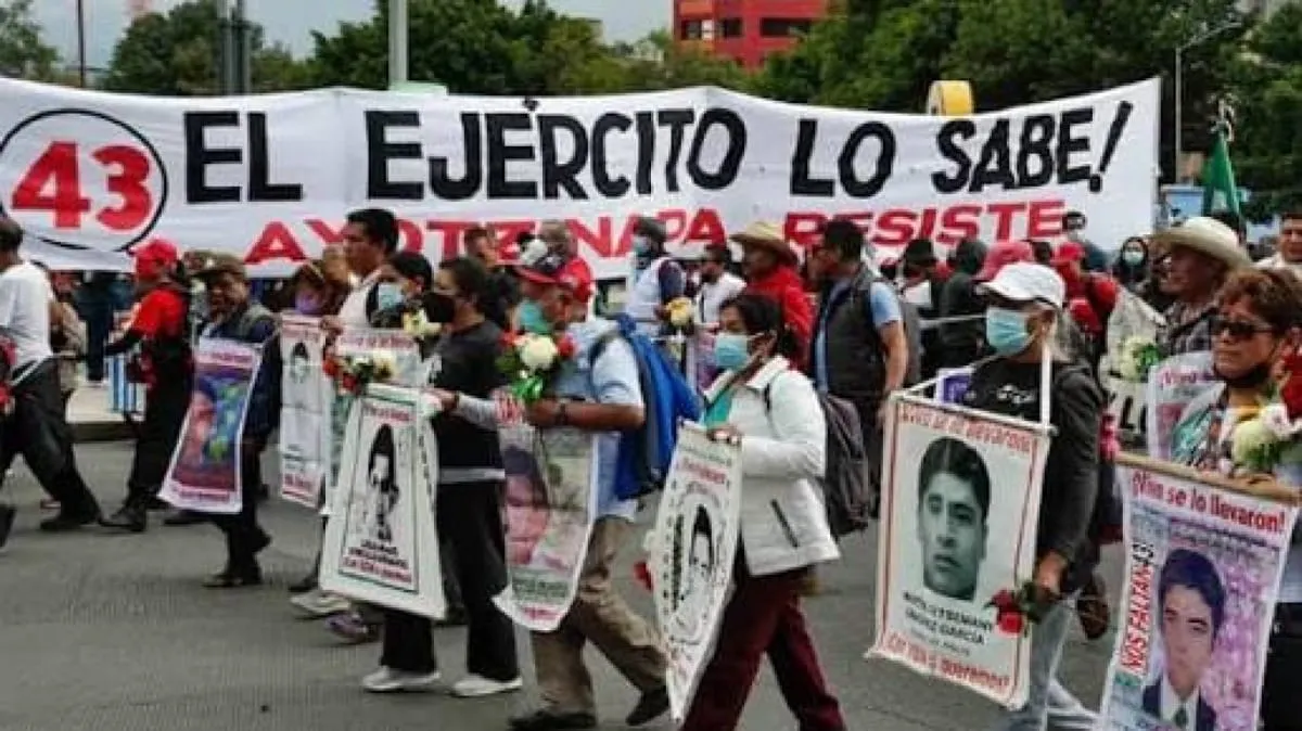 Padres de los 43 desmienten supuesto hallazgo de 20 bolsas con restos en Iguala