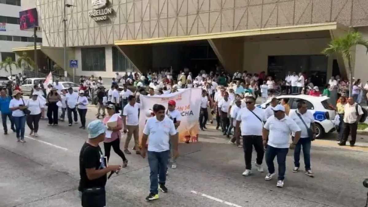 Dos bloqueos complican la Costera de Acapulco este jueves; maestros liberan vialidad y vecinos toman el Zócalo