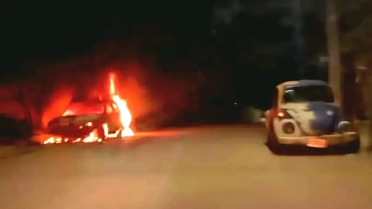Armados incendian taxi colectivo durante la madrugada en San Agustín de Acapulco