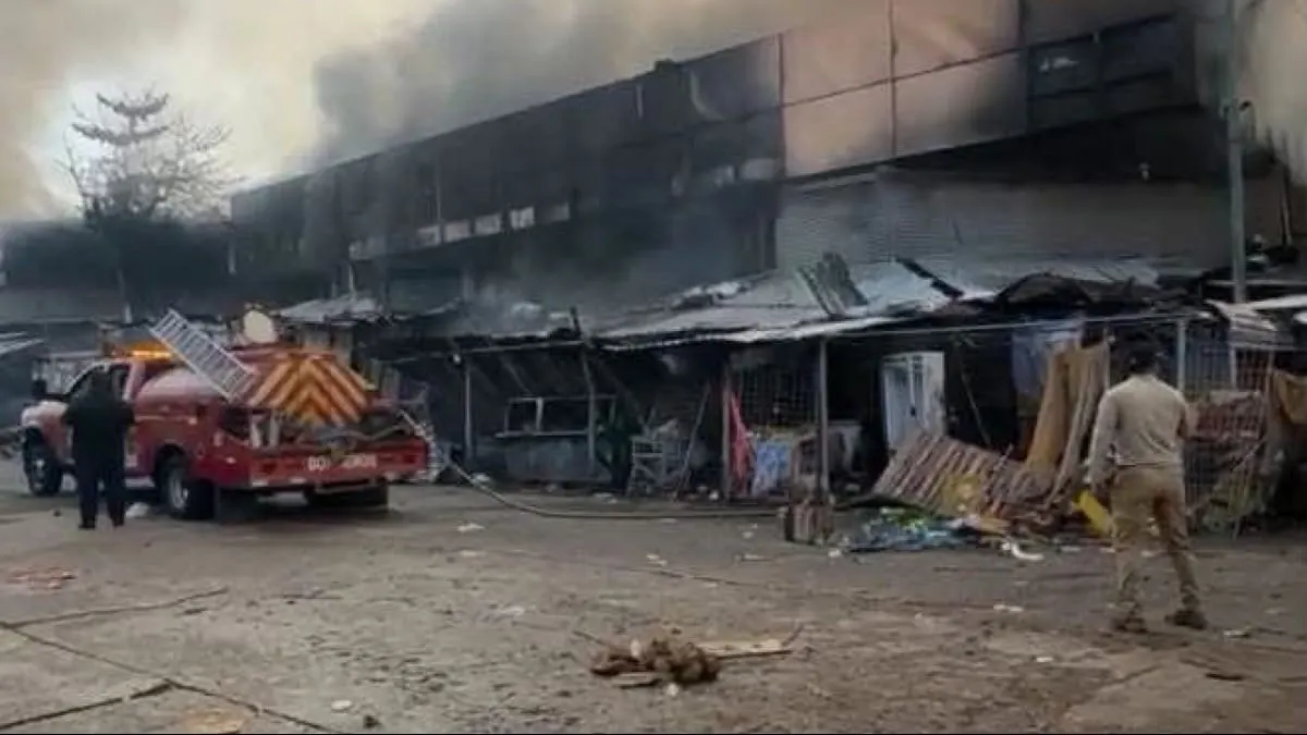 Incendio consume hasta 95 locales del Mercado Central de Acapulco