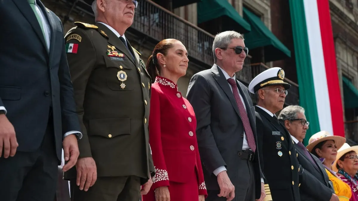 Sheinbaum encabeza desfile militar por el 216 aniversario de la Independencia
