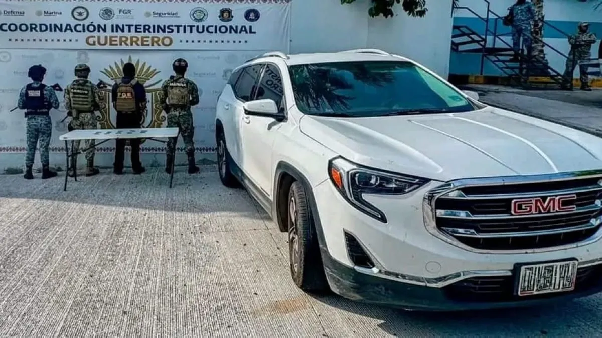 Aseguran camioneta y 10 bolsas con marihuana en Renacimiento de Acapulco