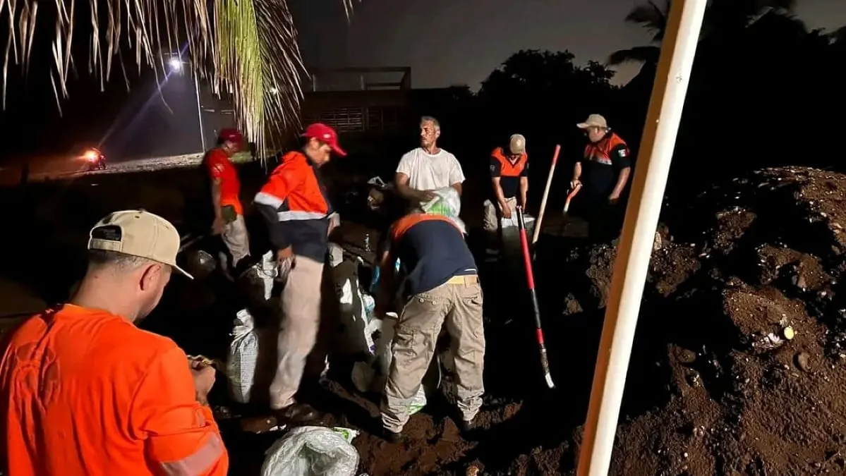 Se mete el mar a Petacalco por el oleaje de Polo; evacúan a 51 personas