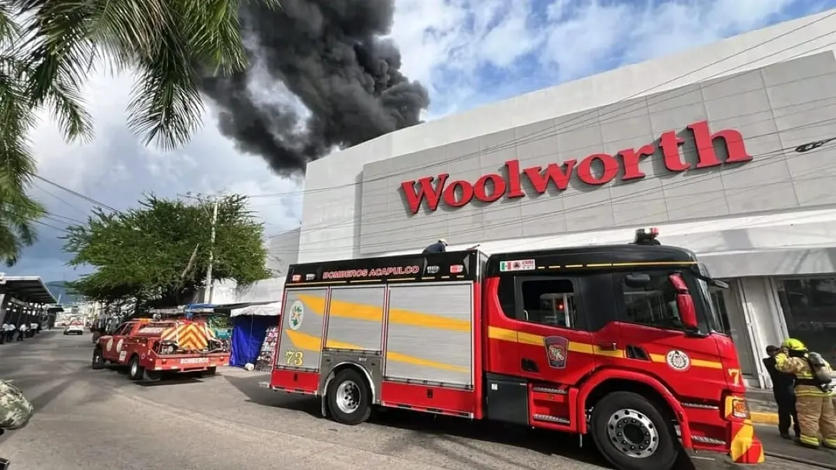 Incendio en Woolworth de avenida Cuauhtémoc moviliza a Bomberos en Acapulco