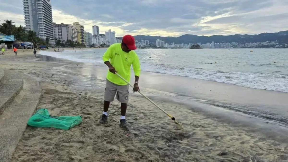 Acapulco intensifica retiro de basura en playas ante pronóstico de fuertes lluvias por huracán Polo