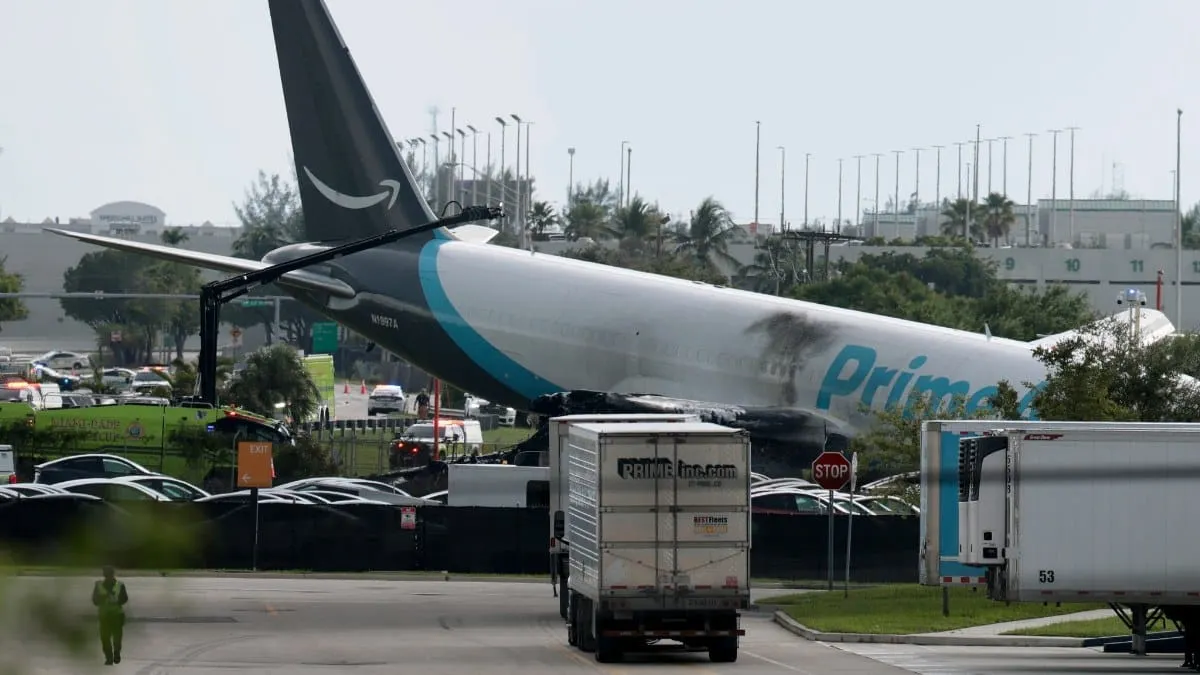 El avión de la flota Prime Air de Amazon se salió de la pista y se incendió.