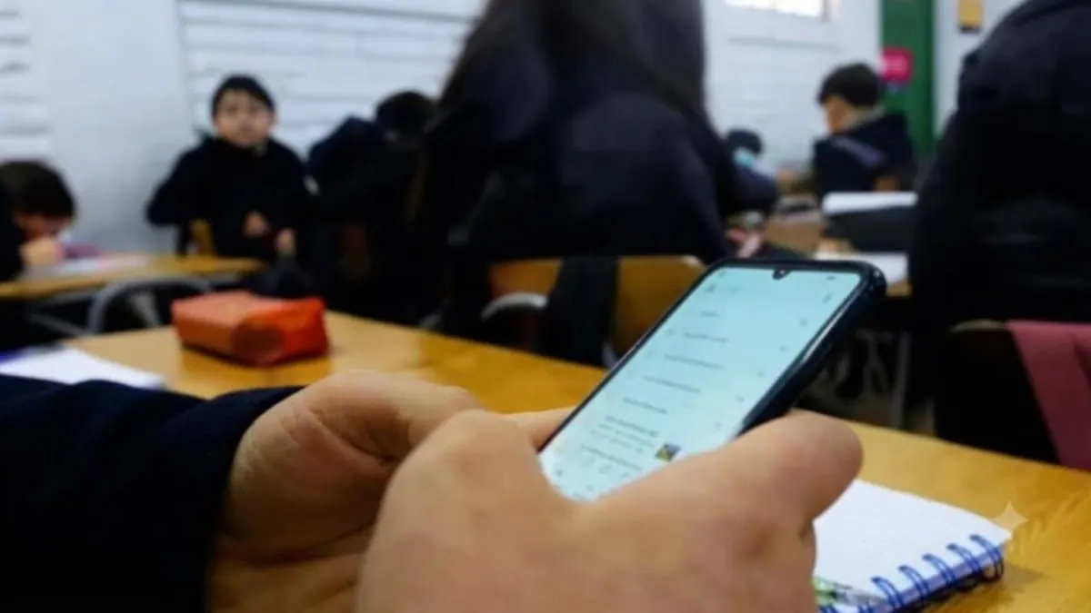 Celulares y tabletas quedarán restringidos en primarias y secundarias desde el 3 de noviembre: Sheinbaum