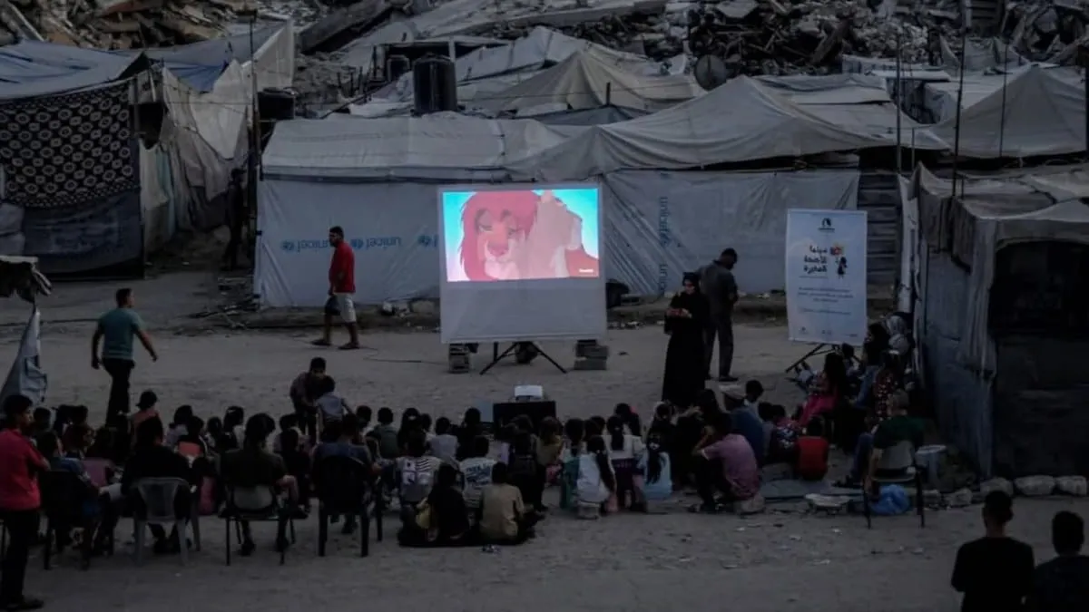 Cine al aire libre lleva un respiro a niños desplazados en Gaza en medio de la guerra