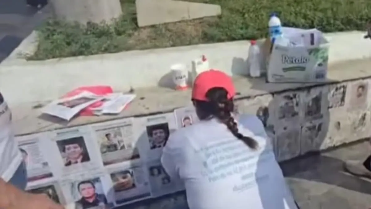 Colocan fichas de desaparecidos en el Zócalo de Acapulco