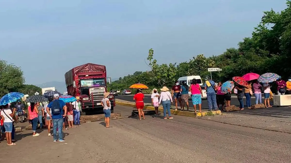 Padres bloquean la Acapulco-Pinotepa por techumbres escolares inconclusas