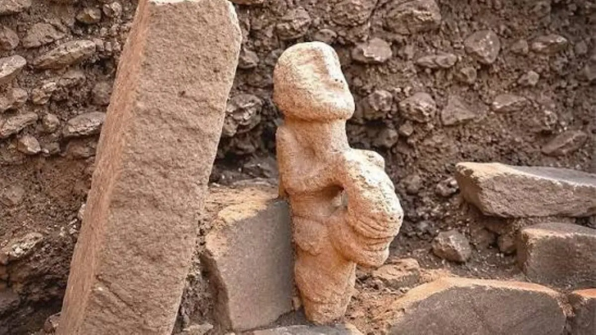 Un equipo en Turquía desentierra una escultura neolítica única en su tipo que une la figura humana con un felino salvaje.
