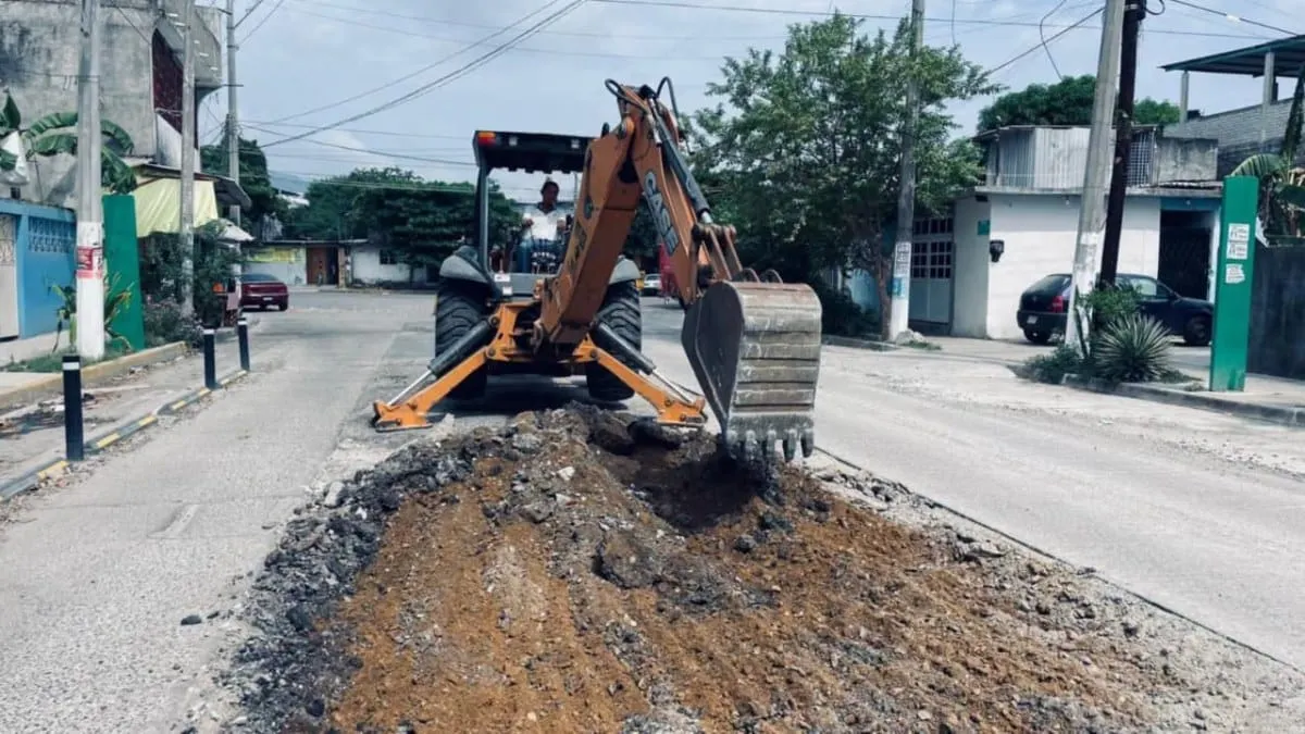 Gobierno Municipal de Acapulco renueva tramos viales en distintos puntos del puerto