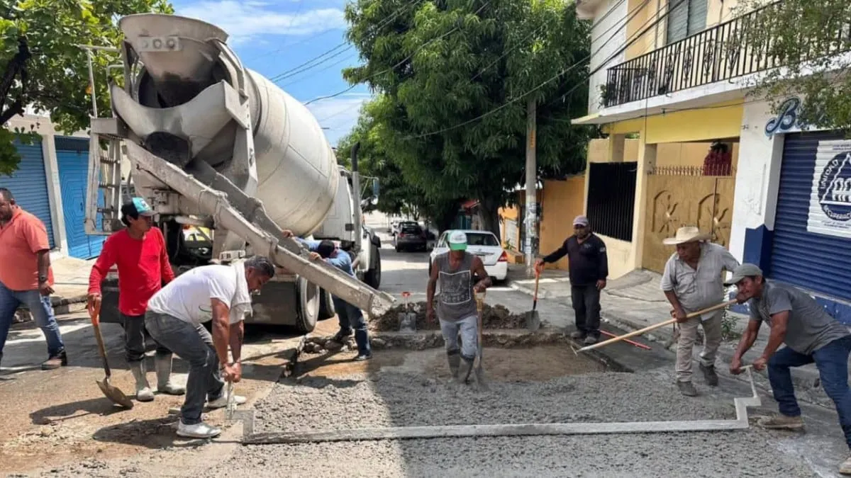 Gobierno Municipal de Acapulco repara calles deterioradas en Bellavista y Juan R. Escudero
