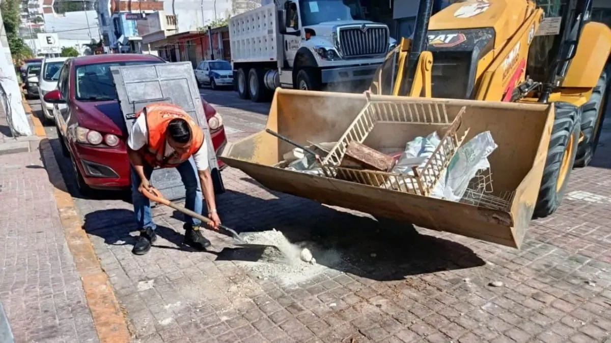 Gobierno Municipal refuerza limpieza en barrios históricos de Acapulco con retiro de toneladas de basura