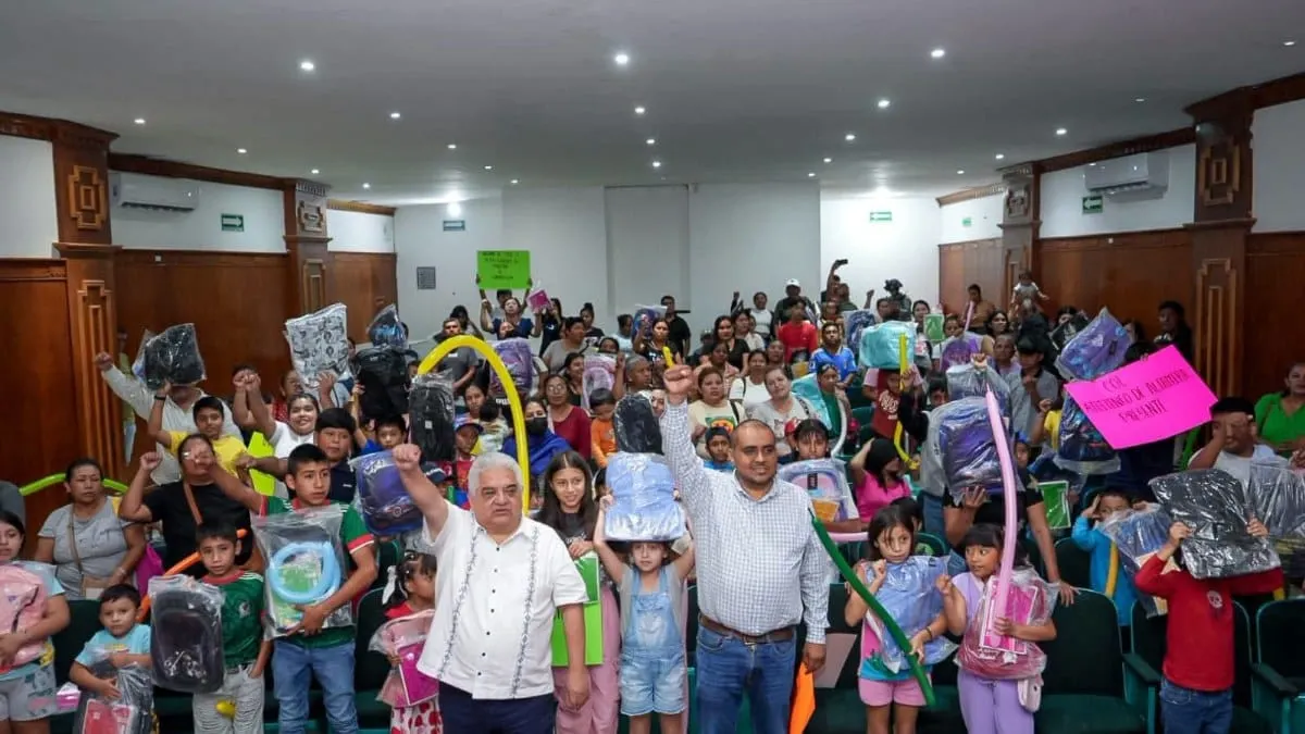 Gustavo Alarcón respalda a estudiantes de Chilpancingo con entrega de mochilas y útiles escolares