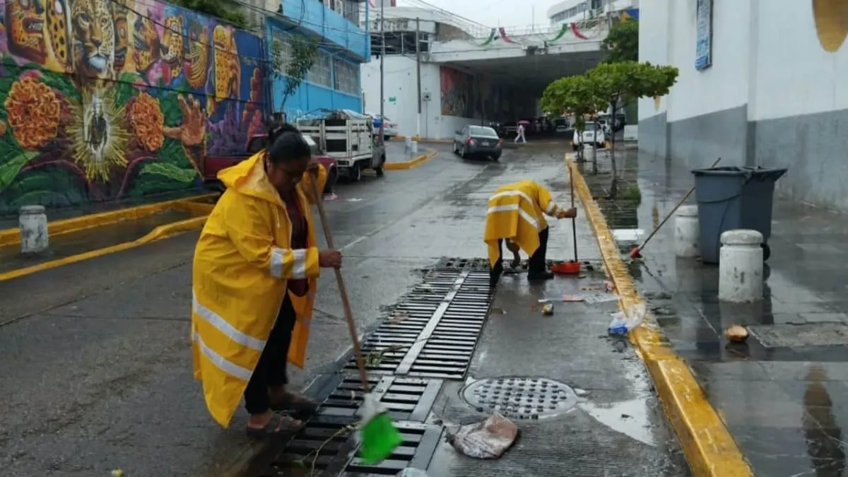 Limpian calles de Acapulco tras las recientes lluvias; retiran residuos y despejan rejillas pluviales