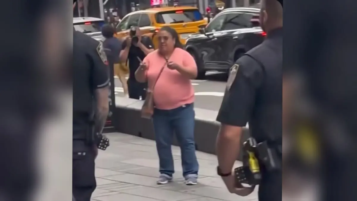 Mujer muere tras ser abatida por policías luego de atacar con cuchillos en Times Square, NY