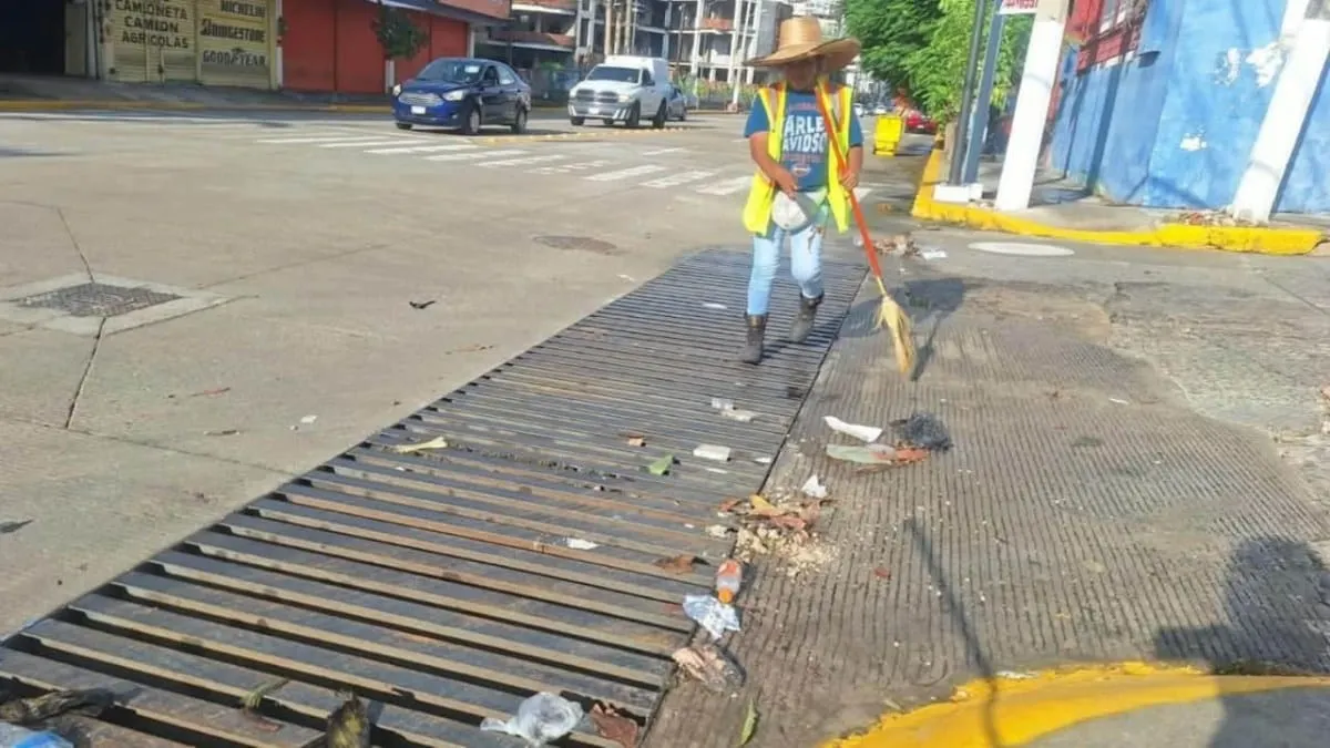 Refuerzan limpieza en calles de Acapulco tras lluvias provocadas por el huracán Polo