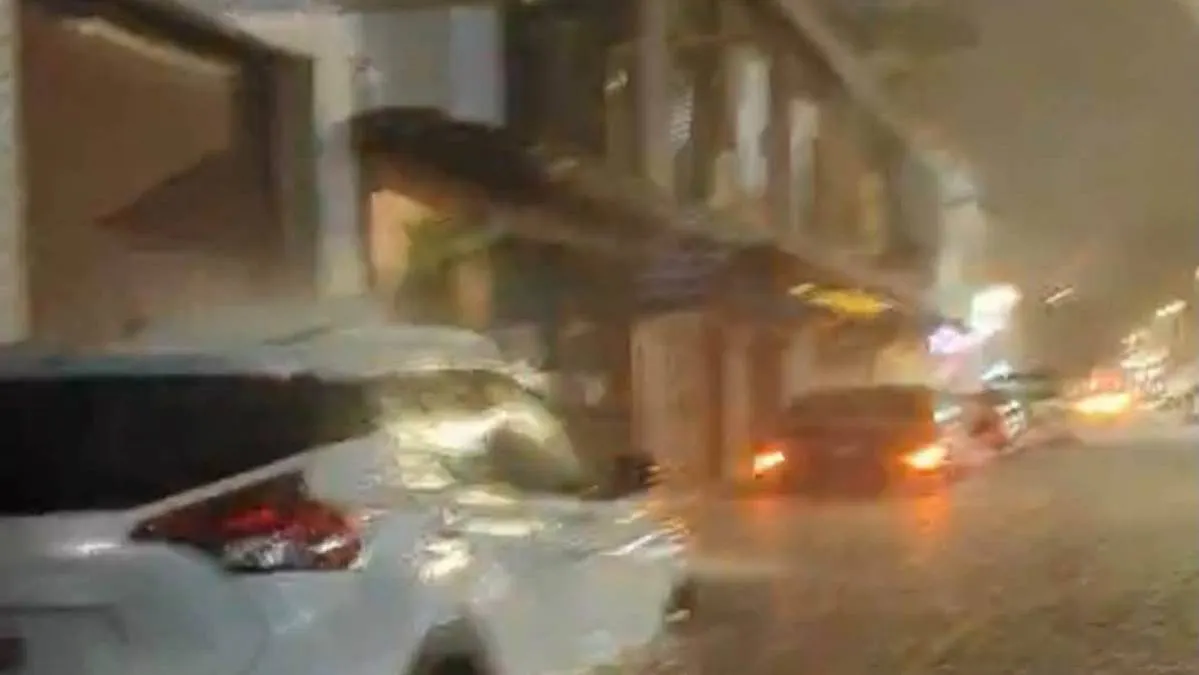 Lluvias asociadas a Polo provocan inundaciones y vehículos varados en Zihuatanejo