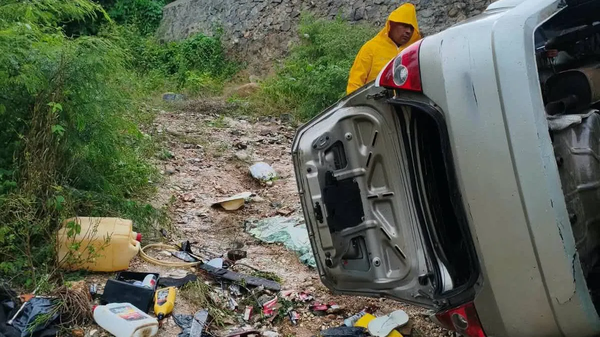 Guerrero: auto cae a barranco de 20 metros en la México-Acapulco