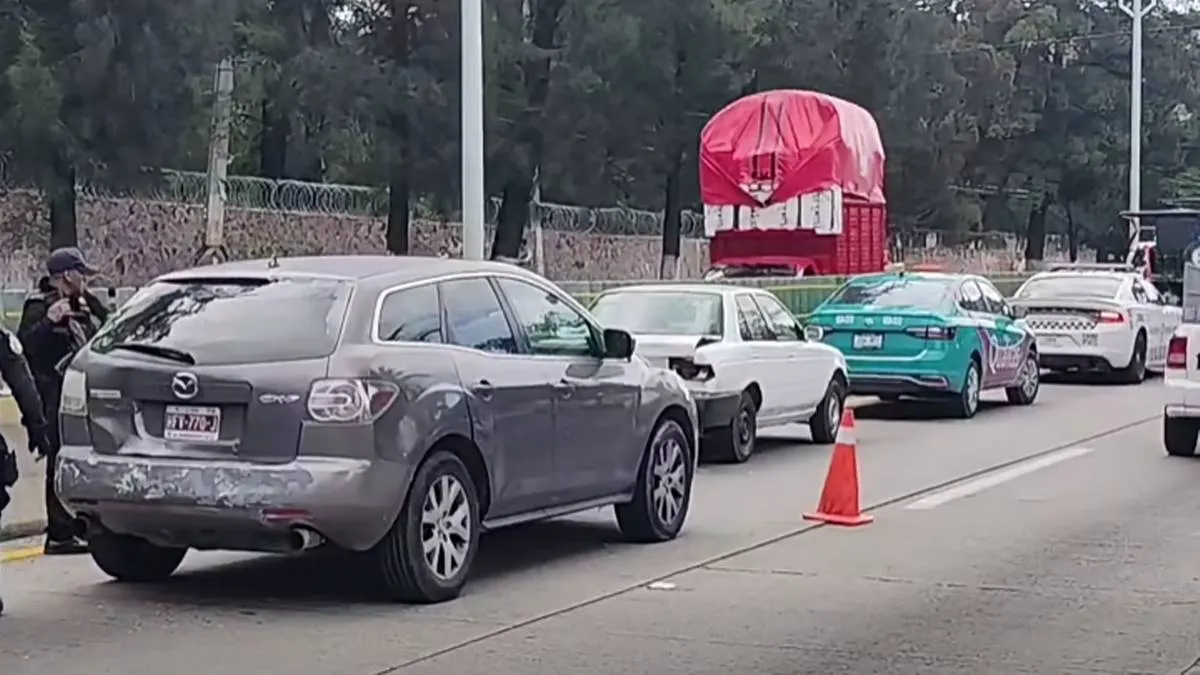 Carambola de cinco vehículos deja cinco heridos frente a la Zona Militar de Chilpancingo