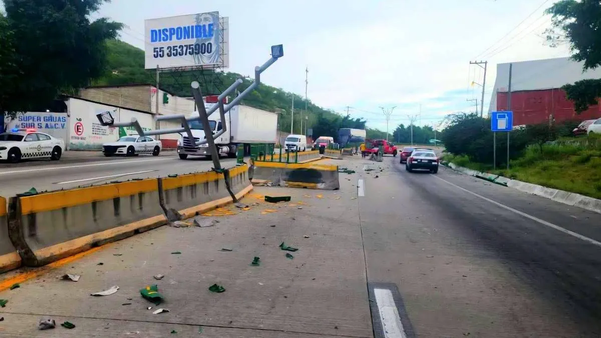 Choque de tractocamiones provoca caos vial en el norte de Chilpancingo