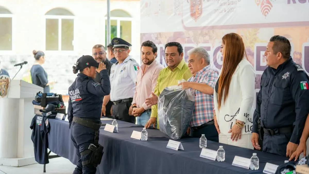 Gustavo Alarcón entrega 150 uniformes a policías municipales de Chilpancingo