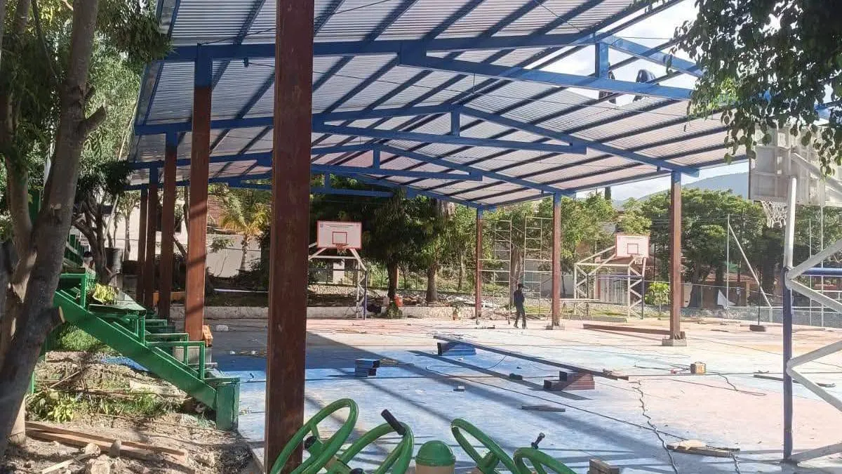 Avanza construcción de techado en cancha de la colonia 20 de Noviembre de Chilpancingo