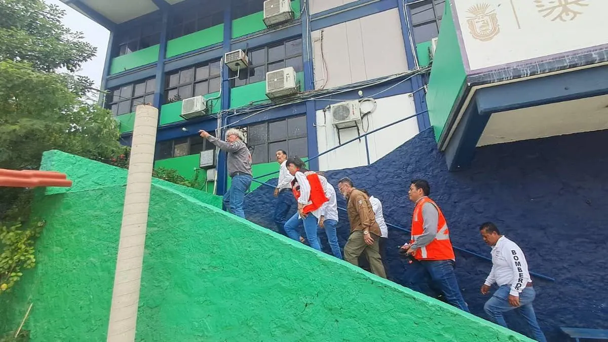 Revisan daños y riesgo en el Cobach 32 de Acapulco tras deslave