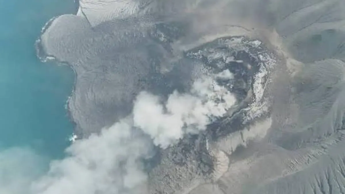 Erupción de volcán Anak Krakatoa provoca caos aéreo y activa búsqueda de ocho desaparecidos en Indonesia