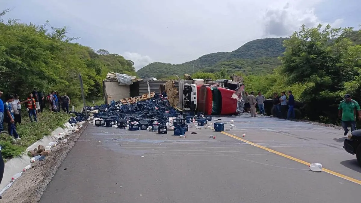 Vuelca tráiler de Lala en la Chilpancingo-Iguala; reportan lesionados y rapiña