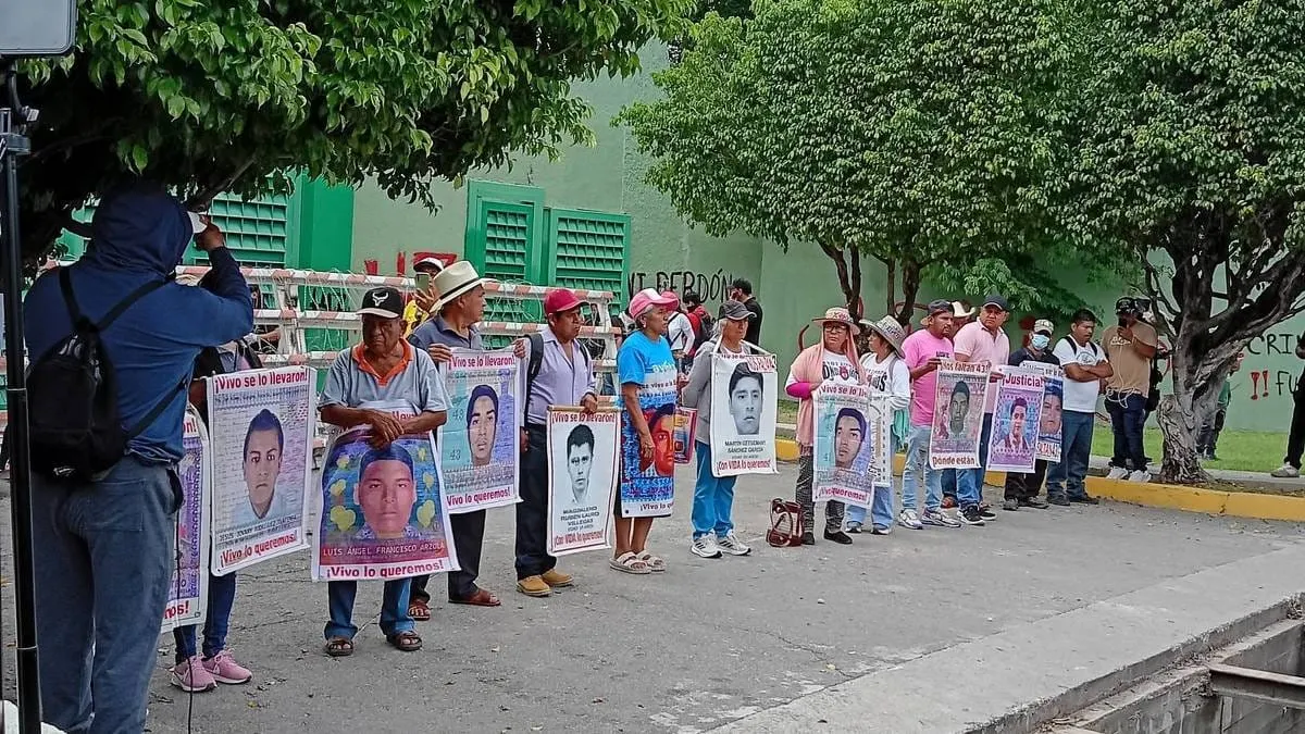 Padres de los 43 de Ayotzinapa llegan a Iguala y protestan frente al 27 Batallón