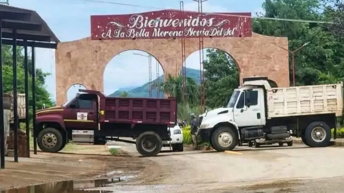 Transportistas bloquean accesos a Arcelia para impedir ingreso de fuerzas de seguridad