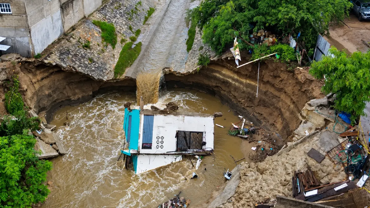 Colapsa vivienda junto al río de La Sabana por lluvias de Simón en Acapulco
