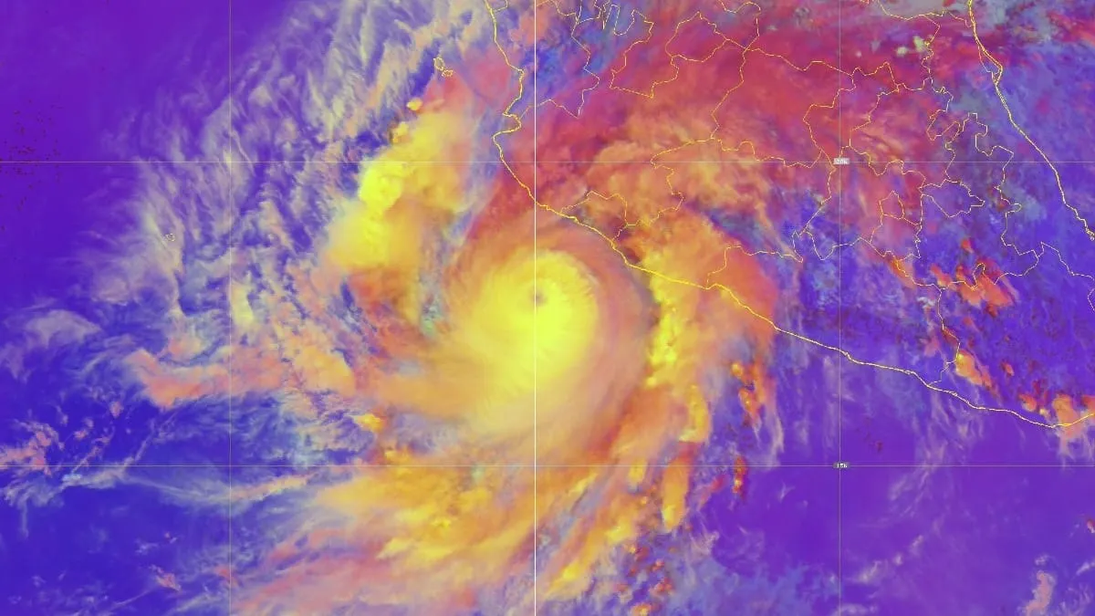 Huracán Simón alcanza categoría 4 y amenaza con lluvias extraordinarias a México