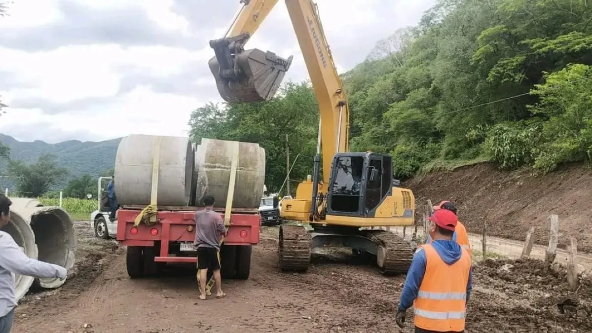 Lluvias de Simón dañan paso provisional en Huitzuco; trabajan para restablecer la circulación