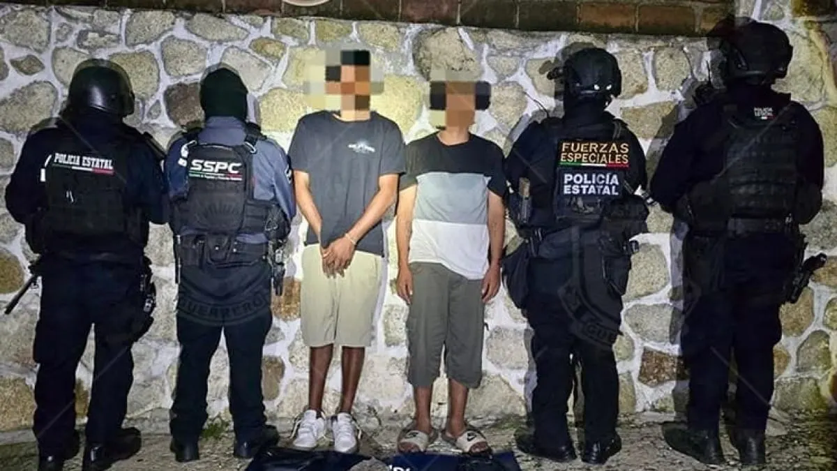 Detienen a dos hombres armados en Acapulco; aseguran presunta marihuana y un vehículo