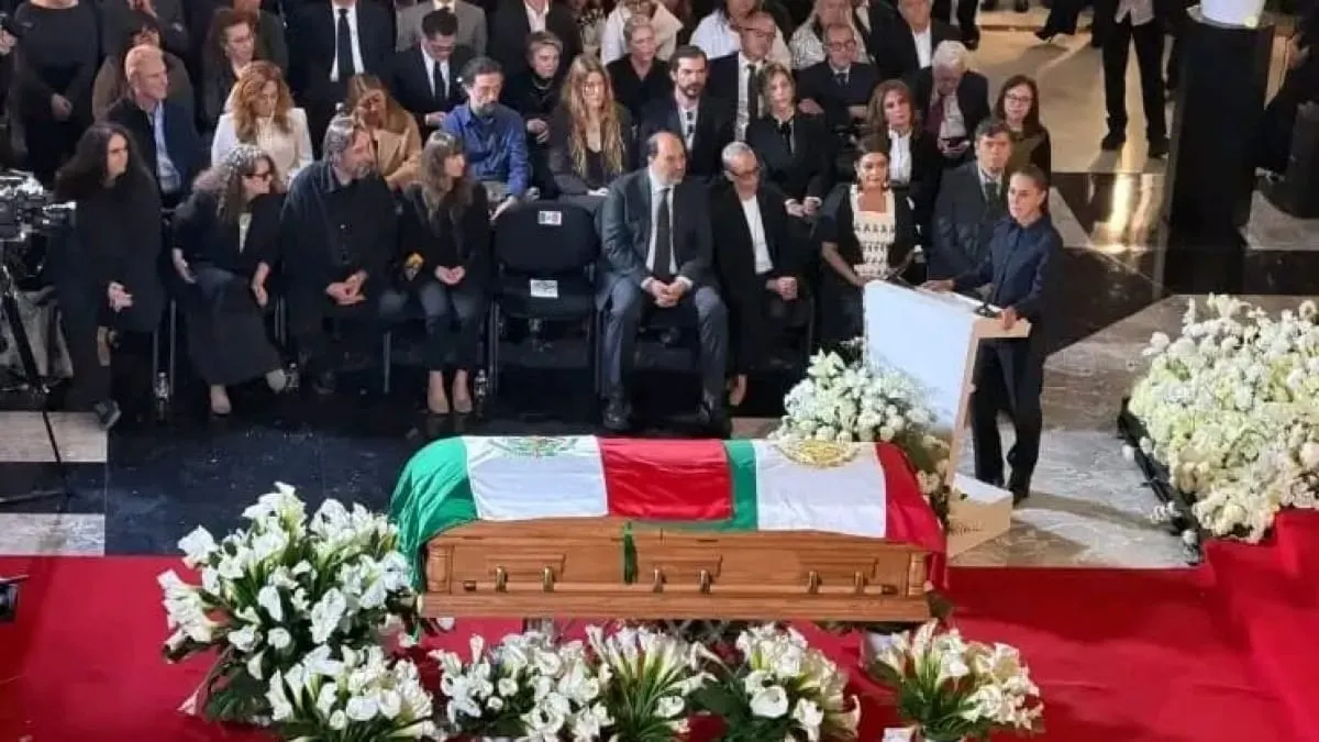Sheinbaum monta guardia ante féretro de Cuauhtémoc Cárdenas; propone llevar sus restos a la Rotonda de las Personas Ilustres