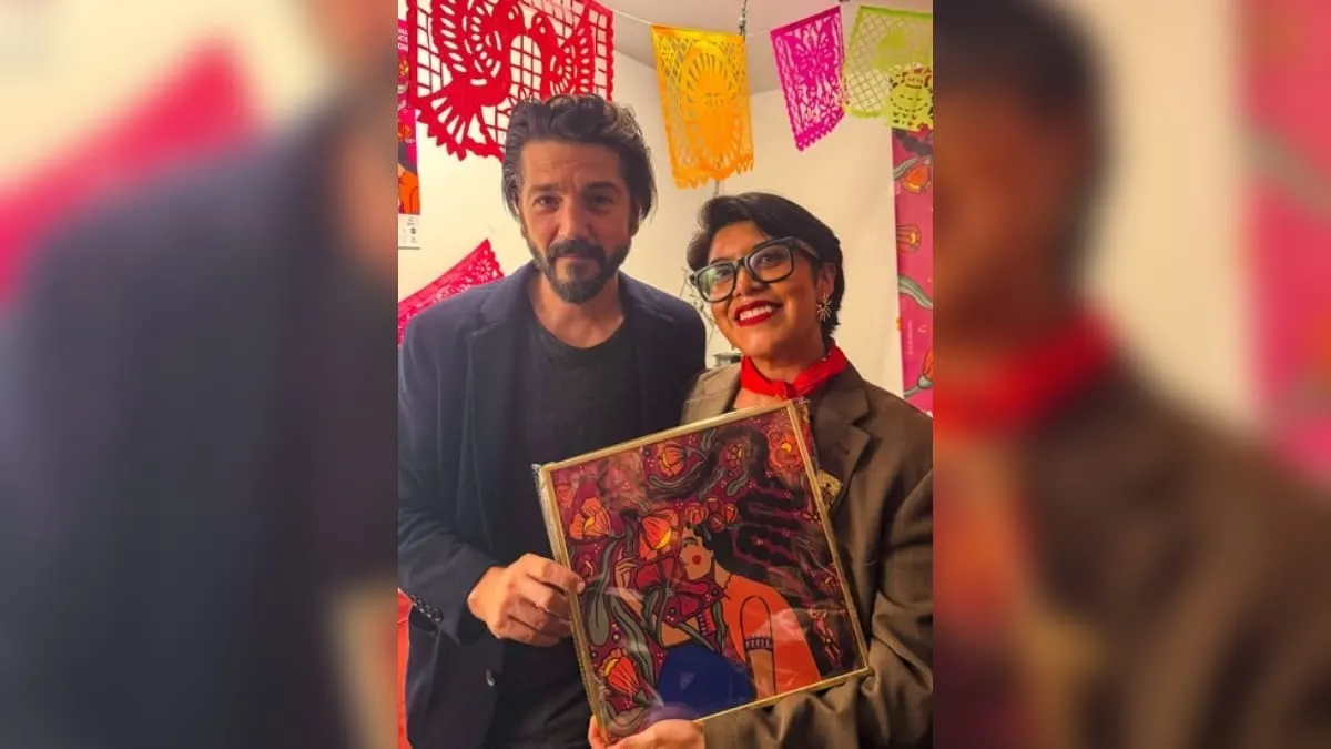 Artista de Zihuatanejo entrega obra inspirada en un mural a Diego Luna en París