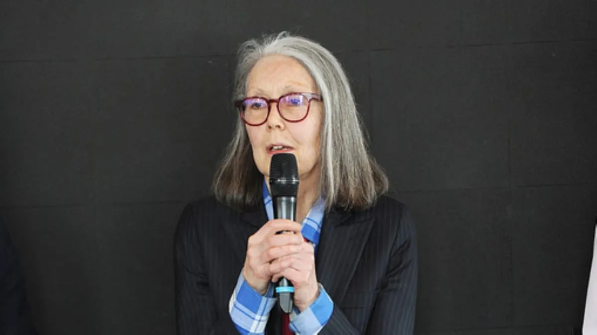  Nobel de Literatura a la poeta, ensayista y traductora canadiense Anne Carson.