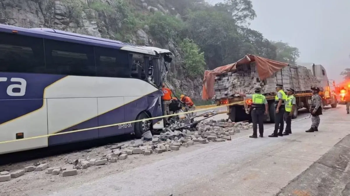 Aparatoso choque entre autobús y tráiler deja un muerto y varios lesionados en la Autopista del Sol