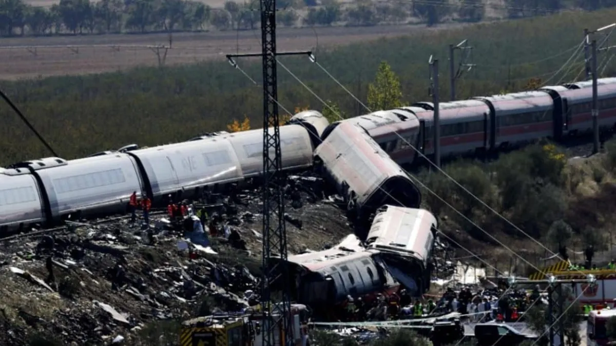 Devastador choque ferroviario en España deja 64 muertos y decenas de heridos